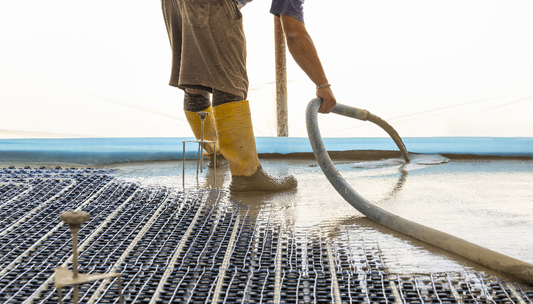 Pouring screed onto underfloor heating pipes 